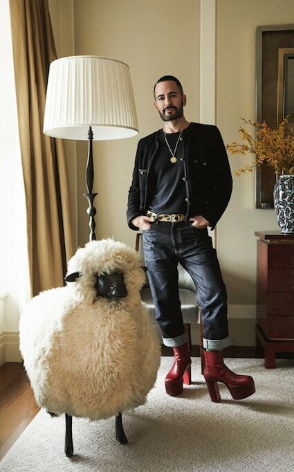 Μέσα στο σπίτι του Marc Jacobs: Γιατί ο σχεδιαστής πουλά «τα πάντα» από πίνακες μέχρι πανάκριβα έπιπλα