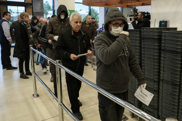 Κορωνοϊός: Όρμηξαν στα αντισηπτικά σε σούπερ μάρκετ της Αθήνας - Λίγοι άδειασαν το ράφι σε δευτερόλεπτα