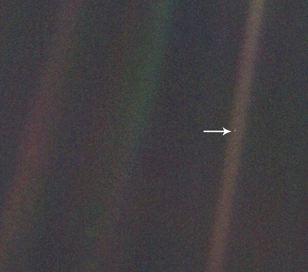 «Χλωμή, μπλε κουκκίδα»: Η NASA επεξεργάστηκε τη συνταρακτική φωτογραφία της Γης από το μακρινό Διάστημα