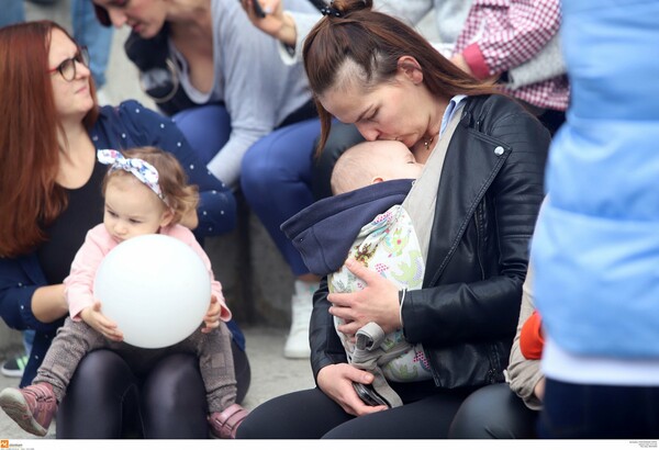 Θεσσαλονίκη: Μητέρες θήλασαν δημοσίως τα μωρά τους στο Δημαρχείο