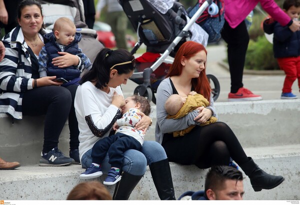 Θεσσαλονίκη: Μητέρες θήλασαν δημοσίως τα μωρά τους στο Δημαρχείο
