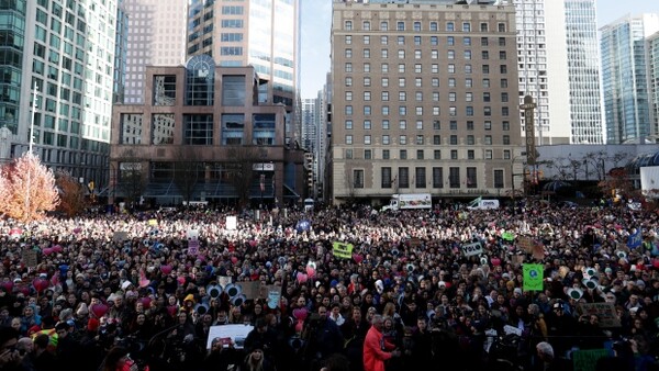 Χιλιάδες άνθρωποι διαδήλωσαν με τη Γκρέτα Τούνμπεργκ στο Βανκούβερ