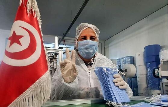 Τυνησία: Εργάτες κλείστηκαν οικειοθελώς σε εργοστάσιο για ένα μήνα για να φτιάχνουν μάσκες