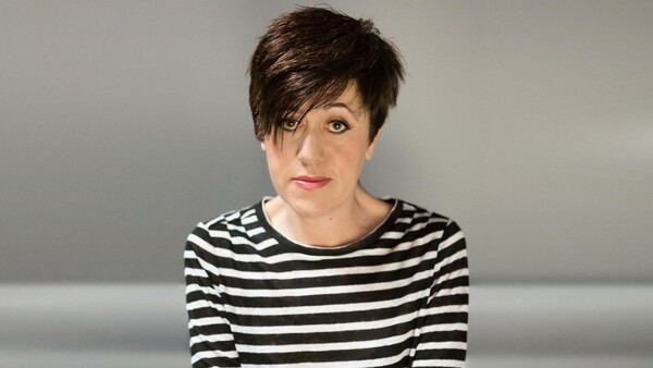 Tracey Thorn: «Tόσα χρόνια μετά τον θάνατό της, ακόμα ξεχνάω ότι δεν μπορώ να πάρω τη μαμά μου τηλέφωνο»