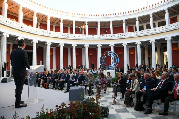 Athens Democracy Forum: To μήνυμα του Τουσκ για τη Δημοκρατία και ο χαιρετισμός Μπακογιάννη για την Αθήνα