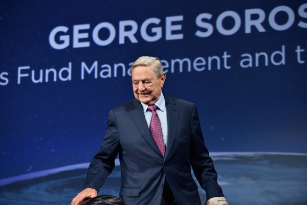 Τζορτζ Σόρος: Ο 89χρονος δισεκατομμυριούχος «ξεσπαθώνει» κατά του Ζούκερμπεργκ για το Facebook
