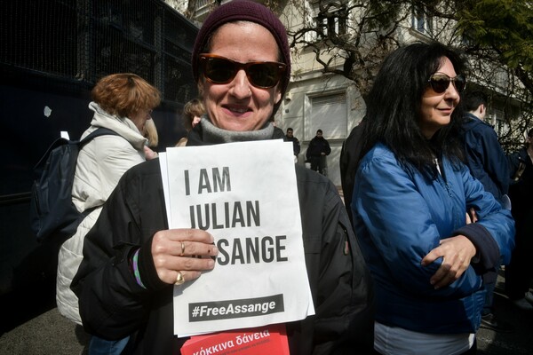 Κολωνάκι: Συγκέντρωση υπέρ του Τζούλιαν Ασάνζ έξω από τη βρετανική πρεσβεία - ΦΩΤΟΡΕΠΟΡΤΑΖ