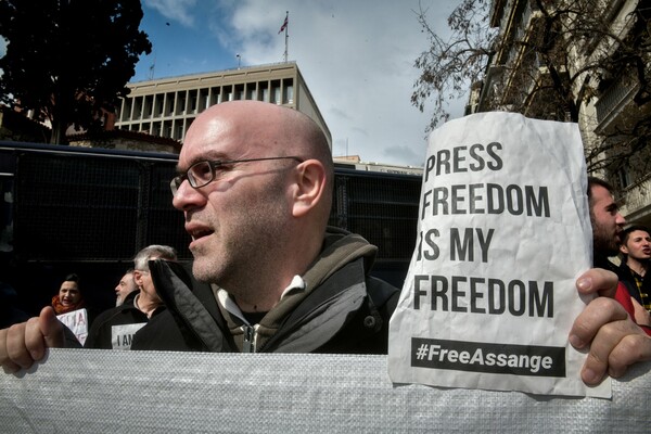 Κολωνάκι: Συγκέντρωση υπέρ του Τζούλιαν Ασάνζ έξω από τη βρετανική πρεσβεία - ΦΩΤΟΡΕΠΟΡΤΑΖ