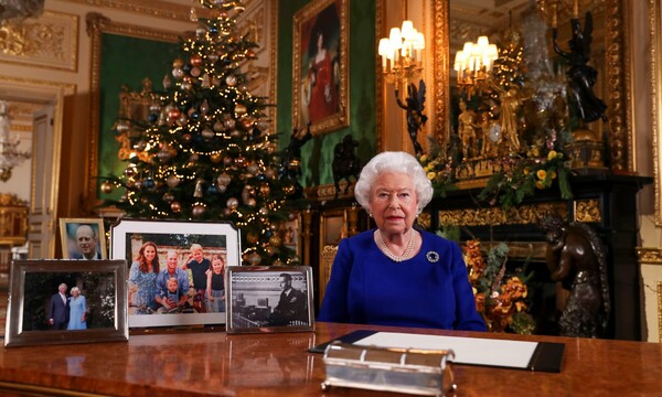 Το χριστουγεννιάτικο μήνυμα της Βασίλισσας Ελισάβετ και η μεγάλη απουσία στις φωτογραφίες δίπλα της
