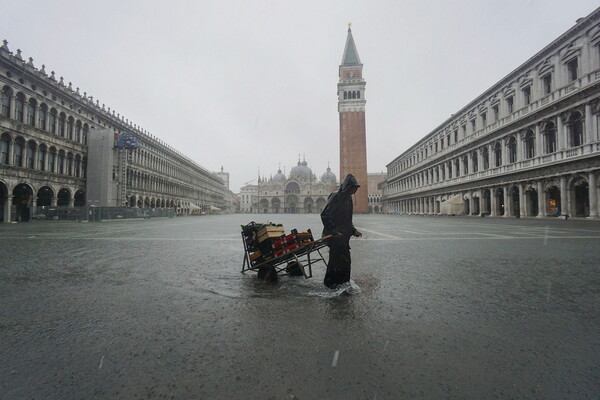 Πλημμύρισε η πλατεία του Αγίου Μάρκου στη Βενετία - Κακοκαιρία σε πολλές περιοχές της Ιταλίας