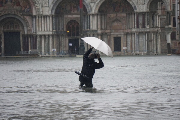 Πλημμύρισε η πλατεία του Αγίου Μάρκου στη Βενετία - Κακοκαιρία σε πολλές περιοχές της Ιταλίας