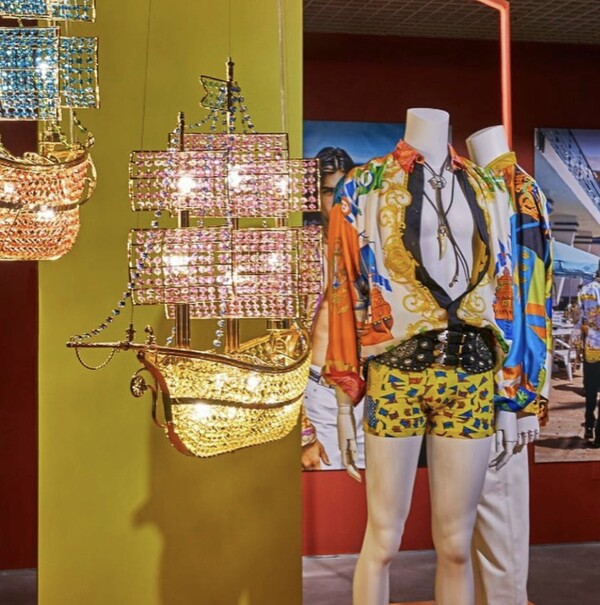 South Beach Stories: Το εντυπωσιακό installation της Sasha Bikoff για τον οίκο Versace