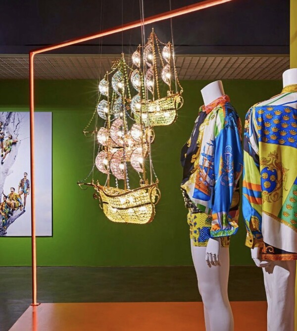 South Beach Stories: Το εντυπωσιακό installation της Sasha Bikoff για τον οίκο Versace
