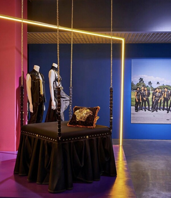 South Beach Stories: Το εντυπωσιακό installation της Sasha Bikoff για τον οίκο Versace