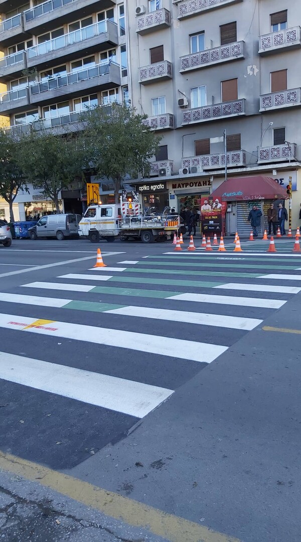 Θεσσαλονίκη: Οι διαβάσεις πεζών μπήκαν στο πνεύμα των Χριστουγέννων