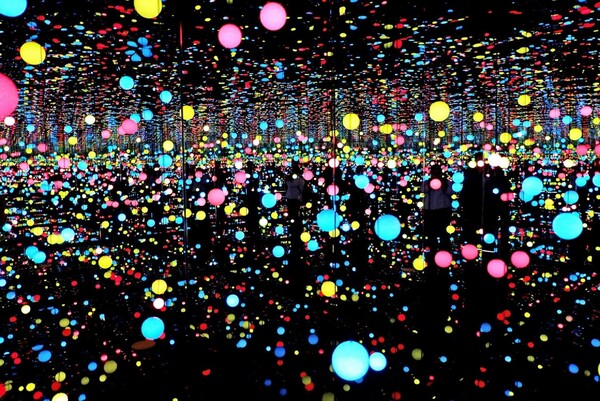 10 εικόνες από τα Infinity Rooms της Yayoi Kusama για να τριπάρεις εντελώς