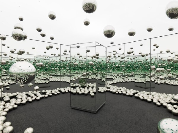 10 εικόνες από τα Infinity Rooms της Yayoi Kusama για να τριπάρεις εντελώς