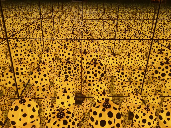 10 εικόνες από τα Infinity Rooms της Yayoi Kusama για να τριπάρεις εντελώς