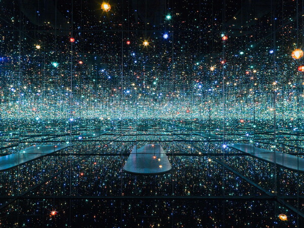 10 εικόνες από τα Infinity Rooms της Yayoi Kusama για να τριπάρεις εντελώς