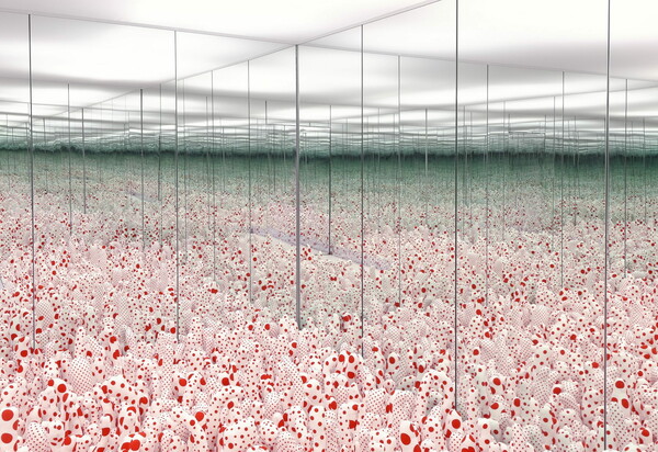 10 εικόνες από τα Infinity Rooms της Yayoi Kusama για να τριπάρεις εντελώς