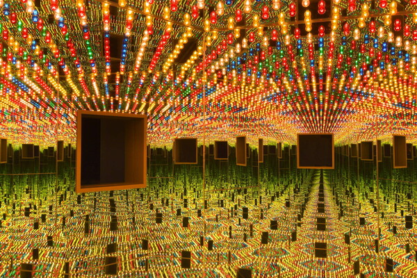 10 εικόνες από τα Infinity Rooms της Yayoi Kusama για να τριπάρεις εντελώς