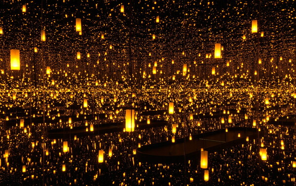 10 εικόνες από τα Infinity Rooms της Yayoi Kusama για να τριπάρεις εντελώς