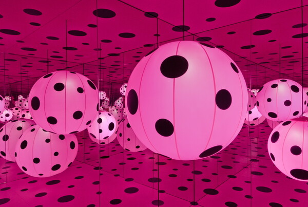 10 εικόνες από τα Infinity Rooms της Yayoi Kusama για να τριπάρεις εντελώς