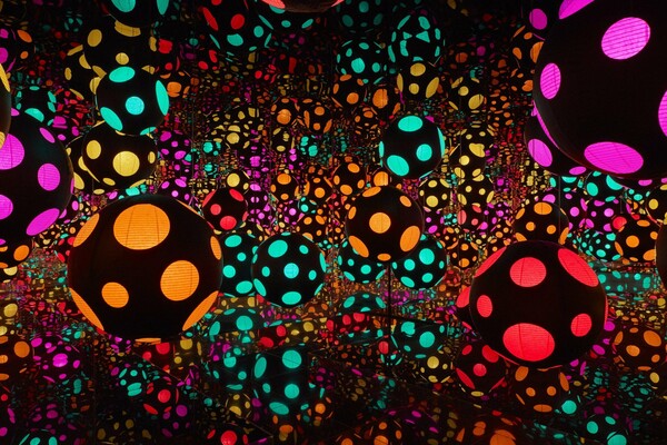 10 εικόνες από τα Infinity Rooms της Yayoi Kusama για να τριπάρεις εντελώς