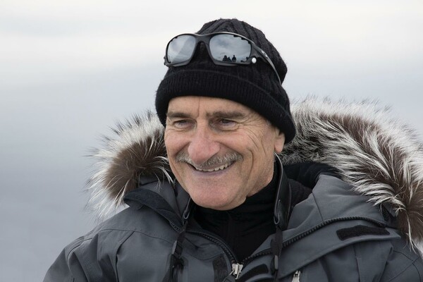 Ένας Έλληνας φωτογράφος ταξίδεψε μέχρι τη Γροιλανδία για να φωτογραφίσει το μεγαλείο των παγόβουνων