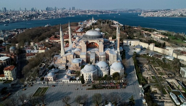 Ο Ερντογάν αψηφά την Ευρώπη και αποκαθηλώνει το κοσμικό όραμα του Ατατούρκ - Τα ξένα ΜΜΕ για την Αγία Σοφία