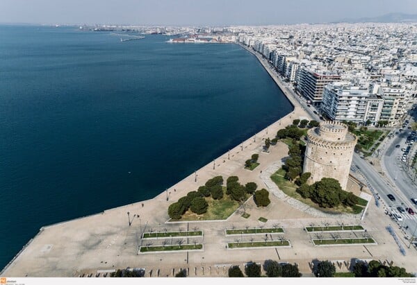 Σφραγίστηκε η Νέα Παραλία Θεσσαλονίκης - Μπήκαν 400 κιγκλιδώματα - Κανείς δεν κυκλοφορεί