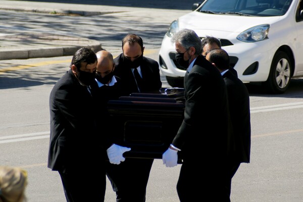 Το «αντίο» στον Δημήτρη Κρεμαστινό - Σε στενό κύκλο η κηδεία του
