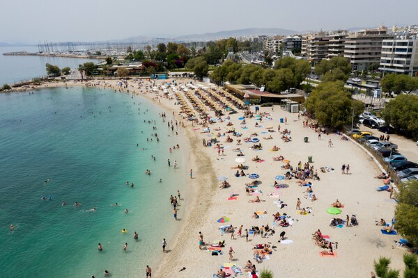 Οι παραλίες της Ελλάδας στα διεθνή ΜΜΕ: Επιστροφή στα μπάνια με αποστάσεις ασφαλείας