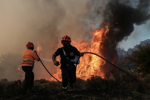 Πυρκαγιά στις Κεχριές: Δύσκολη μάχη με τις φλόγες - Εκκενώθηκαν 5 οικισμοί