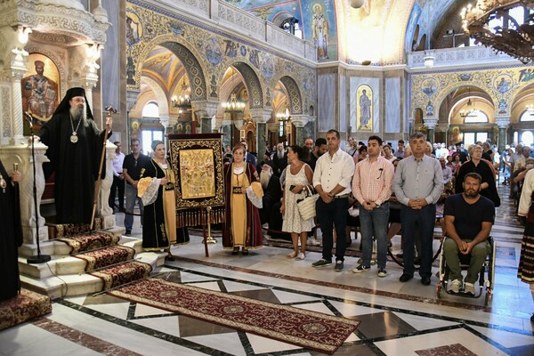 Πένθιμα χτυπούν οι καμπάνες σε όλη την Ελλάδα - Μεσίστιες σημαίες σε ναούς και μοναστήρια