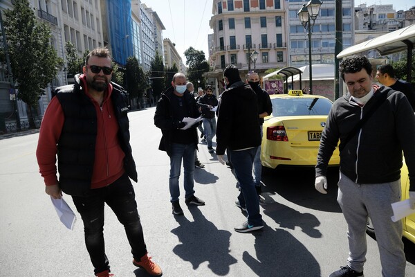 To κέντρο της Αθήνας γεμάτο ταξί - Διαμαρτύρονται και ζητούν να λάβουν τα 800 ευρώ λόγω κορωνοϊού