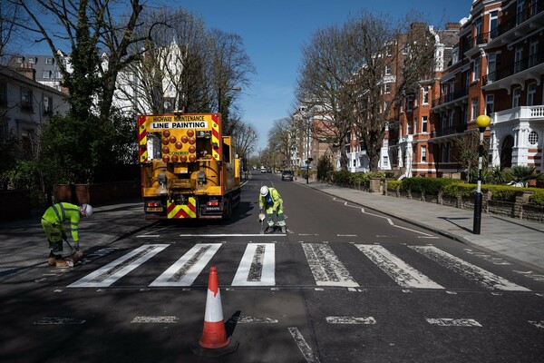 Abbey Road: Η θρυλική διάβαση ξαναβάφτηκε - Επ'ευκαιρία lockdown