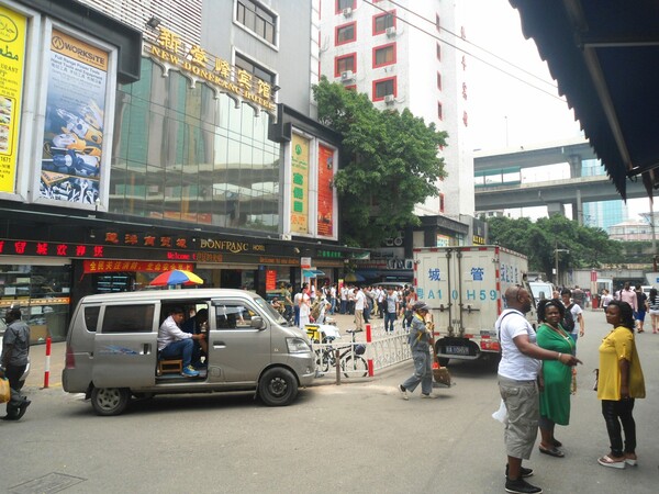 Κίνα: Σάλος με απαγόρευση εισόδου μαύρων σε φαστ φουντ λόγω κορωνοϊού