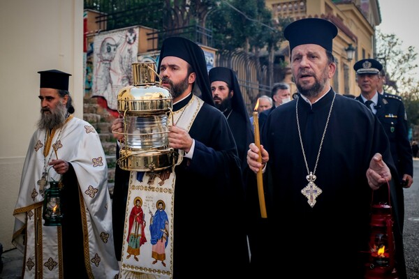 Έφτασε στο «Ελ. Βενιζέλος» το Άγιο Φως