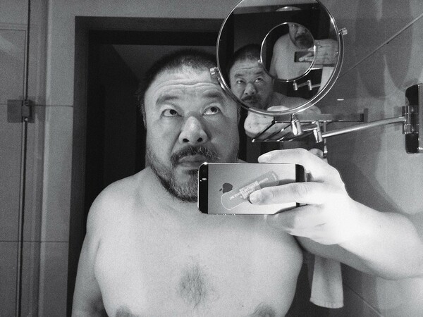 Ο Ai Weiwei μιλά στη LIFO: «Ο ΠΟΥ και η Κίνα διέπραξαν έγκλημα»
