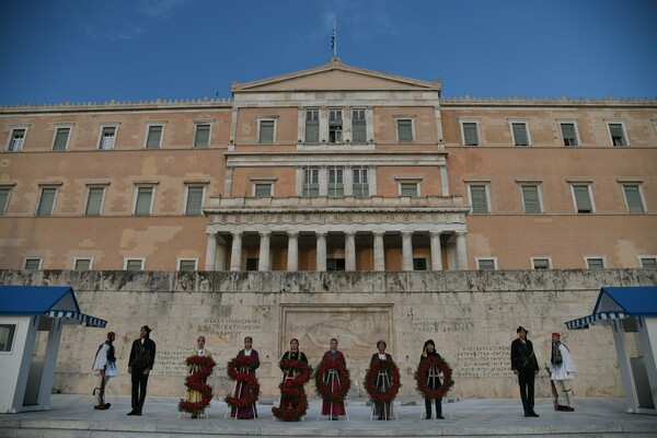 Γενοκτονία των Ποντίων: Η αλλαγή φρουράς στο Μνημείο του Άγνωστου Στρατιώτη