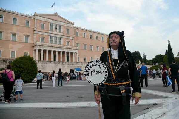 Γενοκτονία των Ποντίων: Η αλλαγή φρουράς στο Μνημείο του Άγνωστου Στρατιώτη