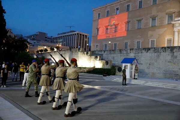 Γενοκτονία των Ποντίων: Η αλλαγή φρουράς στο Μνημείο του Άγνωστου Στρατιώτη