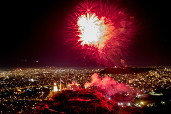 Ανάσταση με πυροτεχνήματα στην Αθήνα - Εντυπωσιακές εικόνες από drone στον Λυκαβηττό