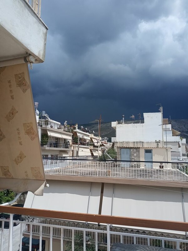 «Άνοιξαν οι ουρανοί» στην Αθήνα: Βροχή, κεραυνοί και χαλάζι στα βόρεια προάστια - ΒΙΝΤΕΟ