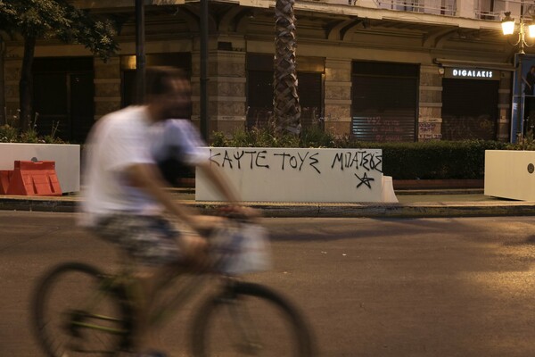 Μεγάλος Περίπατος: Καθάρισαν τις αντιγκράφιτι ζαρντινιέρες- Το βίντεο του Μπακογιάννη στο Instagram