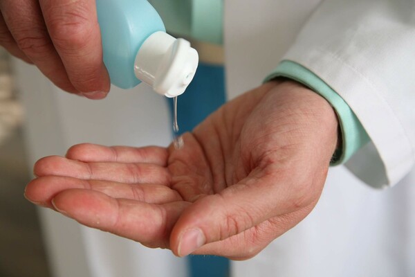 Κορωνοϊός - Ιαπωνία: Αλκοόλ αντί αντισηπτικών χεριών στα νοσοκομεία «όταν κρίνεται απαραίτητο»