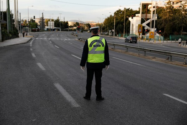 Απαγόρευση κυκλοφορίας: Πότε θα επιτραπούν οι μετακινήσεις και θα ανοίξουν τα πρώτα καταστήματα