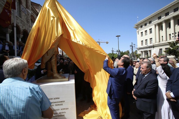 Πειραιάς: Συνωστισμός στα αποκαλυπτήρια του αγάλματος του Κωνσταντίνου Παλαιολόγου