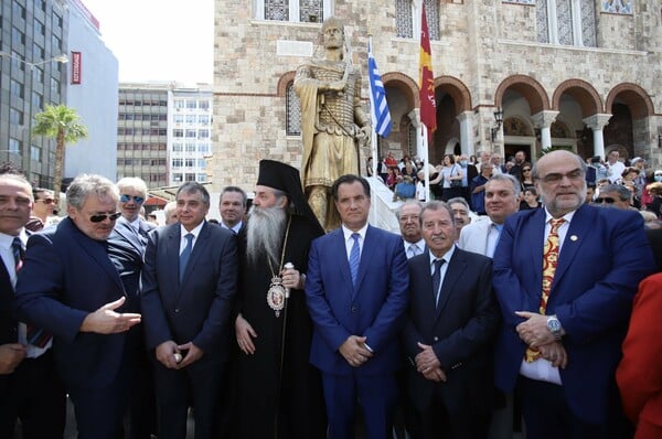 Πειραιάς: Συνωστισμός στα αποκαλυπτήρια του αγάλματος του Κωνσταντίνου Παλαιολόγου